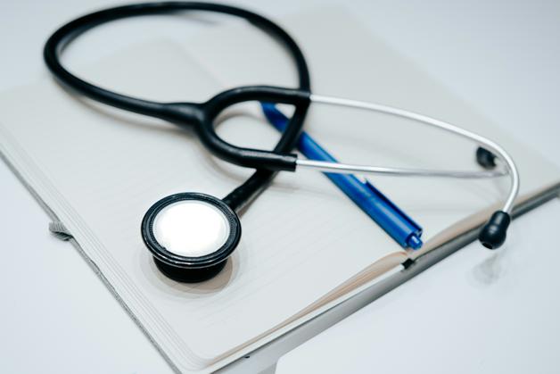Stéthoscope sur un carnet, symbolisant l'importance de la surveillance de la toxoplasmose grossesse.