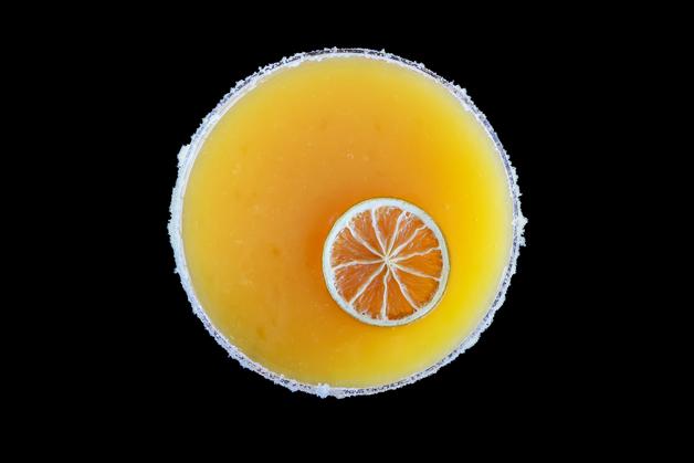 Une boisson orange dans un verre, évoquant la question de l'urine orange grossesse.