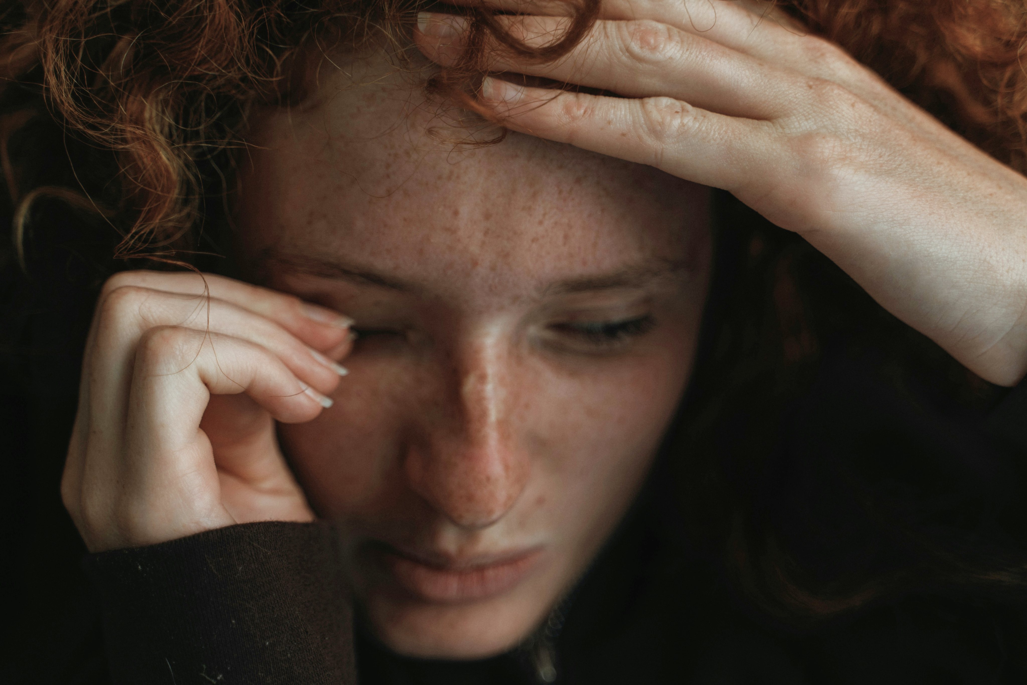 Visage d'une maman fatiguée qui se tient la tête après une carence en fer