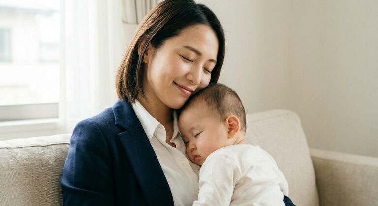 Une mère en tenue professionnelle câlinant son bébé avant le travail évoquant le congé pour allaitement en france